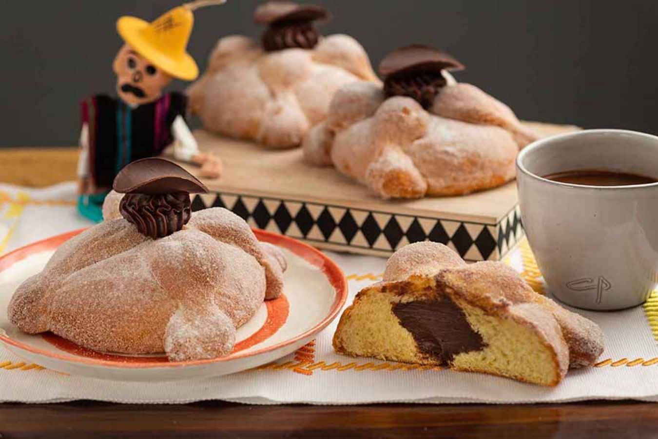 Pan de muerto con chocolate semi amargo Turin